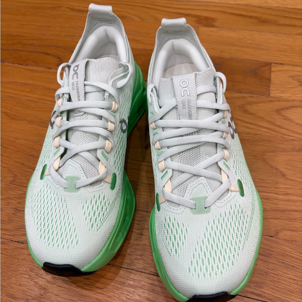 Women’s cloudsurfer max size 6 new without box